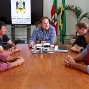 Comitiva de Barra Funda liderada pelo prefeito, Marcos André Piaia, foi recebida pelo secretário Covatti Filho